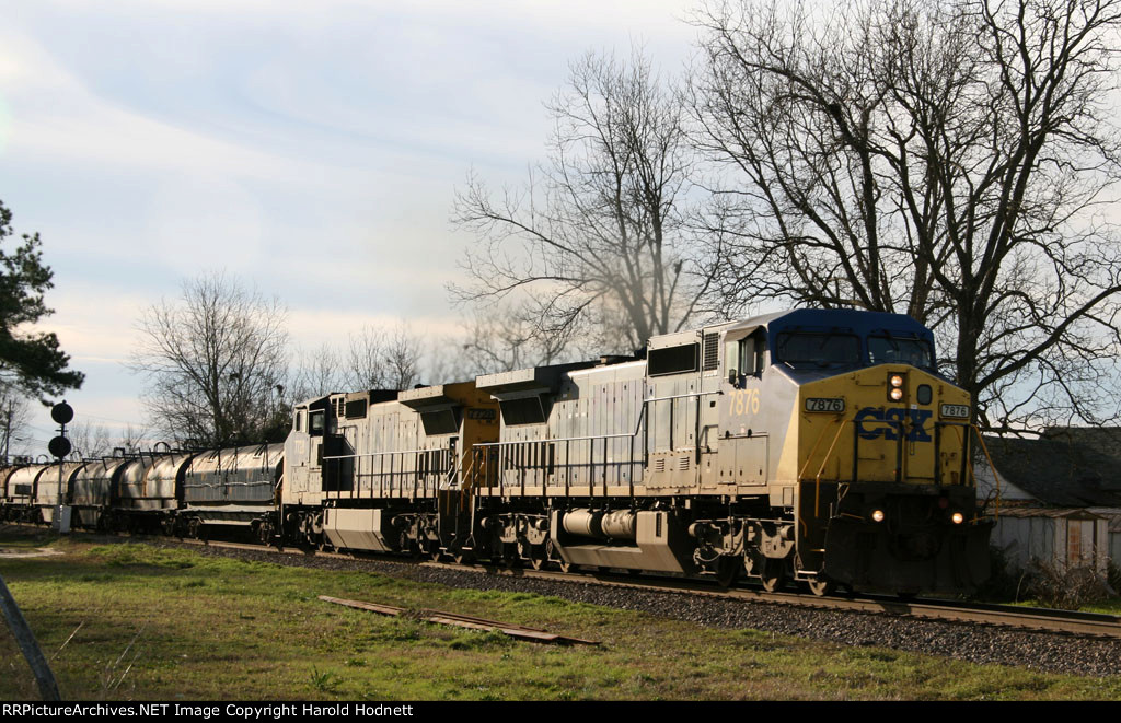 CSX 7876 & 7728 lead train Q484 northbound